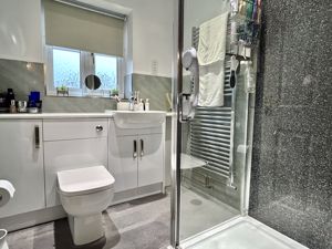 Master En-suite- click for photo gallery